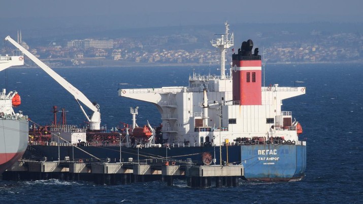 The seized Russian-flagged oil tanker Pegas is seen anchored off the shore of Karystos, on the Island of Evia, Greece, April 19, 2022. REUTERS/Vassilis Triandafyllou REFILE - CORRECTING YEAR