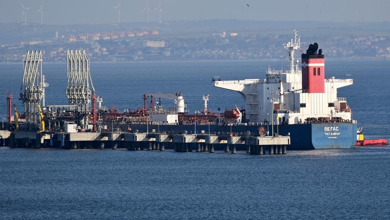 The seized Russian-flagged oil tanker Pegas is seen anchored off the shore of Karystos, on the Island of Evia, Greece, April 19, 2022. REUTERS/Vassilis Triandafyllou REFILE - CORRECTING YEAR