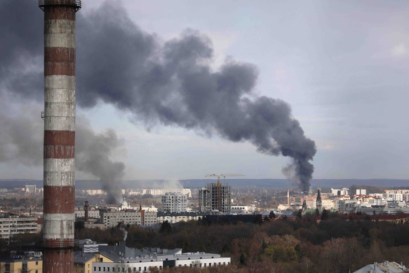 UKRAINE-CRISIS/MARIUPOL-ASSESSMENT Smoke rises above Azovstal steelworks, in Mariupol, Ukraine, in this still image obtained from a recent drone video posted on social media. MARIUPOL CITY COUNCIL/via REUTERS THIS IMAGE HAS BEEN SUPPLIED BY A THIRD PARTY. MANDATORY CREDIT. NO RESALES. NO ARCHIVES.