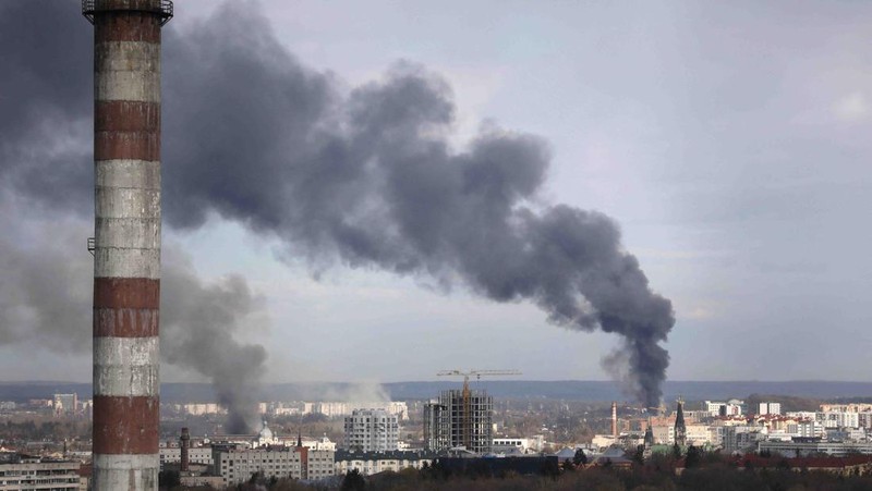 Smoke rises above Azovstal steelworks, in Mariupol, Ukraine, in this still image obtained from a recent drone video posted on social media. MARIUPOL CITY COUNCIL/via REUTERS  THIS IMAGE HAS BEEN SUPPLIED BY A THIRD PARTY. MANDATORY CREDIT. NO RESALES. NO ARCHIVES.