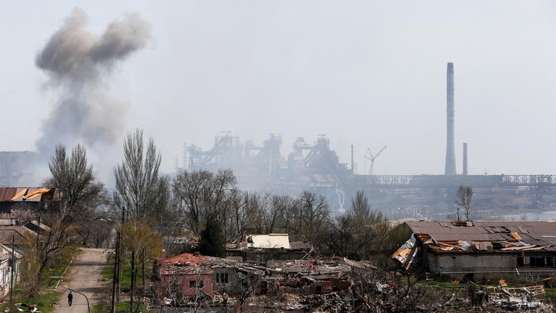 Smoke rises above Azovstal steelworks, in Mariupol, Ukraine, in this still image obtained from a recent drone video posted on social media. MARIUPOL CITY COUNCIL/via REUTERS  THIS IMAGE HAS BEEN SUPPLIED BY A THIRD PARTY. MANDATORY CREDIT. NO RESALES. NO ARCHIVES.