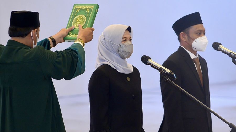 Anggota BPK terpilih periode jabatan 2022-2027, Isma Yatun dan Haerul Saleh, ucapkan sumpah jabatan di Gedung MA, pada Selasa (19/4). Pengambilan sumpah jabatan ini berdasarkan Keppres RI Nomor 42/P Tahun 2022 tentang Peresmian Anggota BPK. (Twitter BPK)