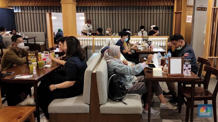 Suasana Buka Puasa di salah satu restoran di kawasan Kebayoran Baru. Jakarta, Kamis (21/4/2022). (CNBC Indonesia/ Andrean Kristianto)