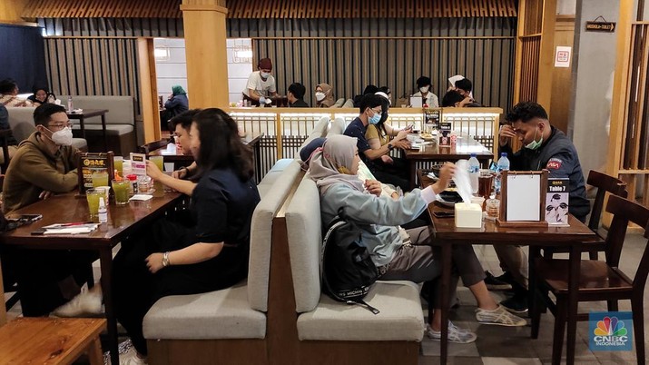 Buka Puasa di Restoran Suasana Buka Puasa di salah satu restoran di kawasan Kebayoran Baru. Jakarta, Kamis (21/4/2022). (CNBC Indonesia/ Andrean Kristianto)