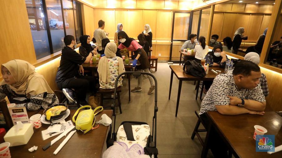 Suasana Buka Puasa di salah satu restoran di kawasan Kebayoran Baru. Jakarta, Kamis (21/4/2022). (CNBC Indonesia/ Andrean Kristianto)