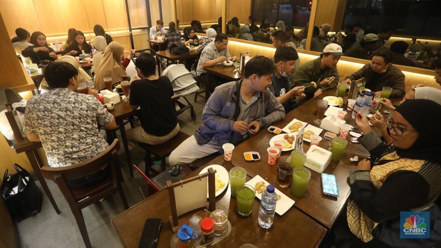 Suasana Buka Puasa di salah satu restoran di kawasan Kebayoran Baru. Jakarta, Kamis (21/4/2022). (²©²ÊÍøÕ¾/ Andrean Kristianto)