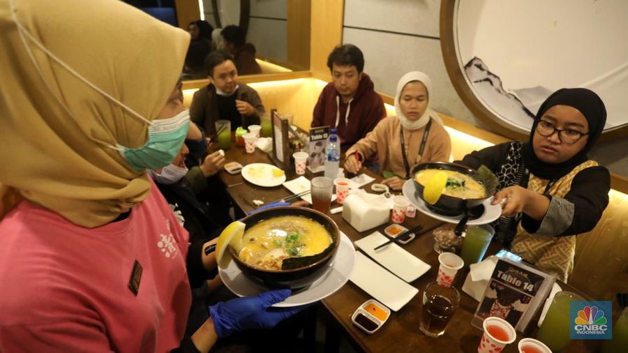 Suasana Buka Puasa di salah satu restoran di kawasan Kebayoran Baru. Jakarta, Kamis (21/4/2022). (CNBC Indonesia/ Andrean Kristianto)