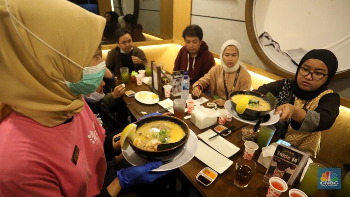 Suasana Buka Puasa di salah satu restoran di kawasan Kebayoran Baru. Jakarta, Kamis (21/4/2022). (CNBC Indonesia/ Andrean Kristianto)