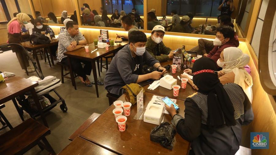 Suasana Buka Puasa di salah satu restoran di kawasan Kebayoran Baru. Jakarta, Kamis (21/4/2022). (CNBC Indonesia/ Andrean Kristianto)