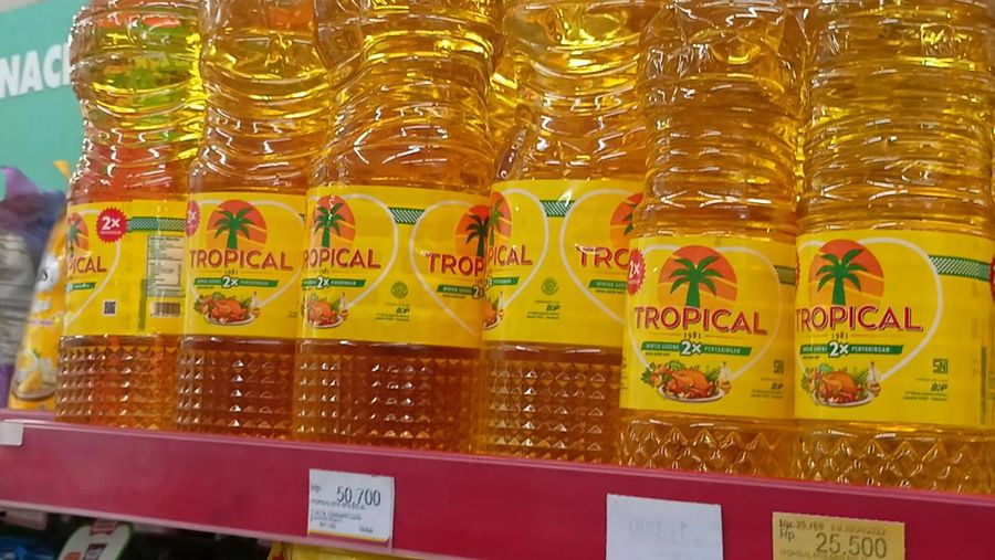 Harga minyak goreng di Alfamart Ciapus, Bogor (CNBC Indonesia/Ferry Sandi)
