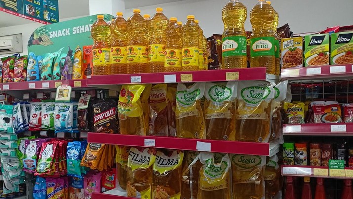 Harga minyak goreng di Alfamart Ciapus, Bogor (CNBC Indonesia/Ferry Sandi)