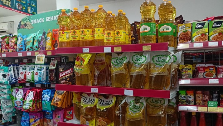 Harga minyak goreng di Alfamart Ciapus, Bogor (CNBC Indonesia/Ferry Sandi) Harga minyak goreng di Alfamart Ciapus, Bogor (CNBC Indonesia/Ferry Sandi)