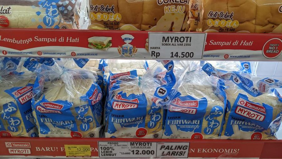 Harga Roti di Alfamart Kp Dukuh (CNBC Indonesia/Emir Wardhana)