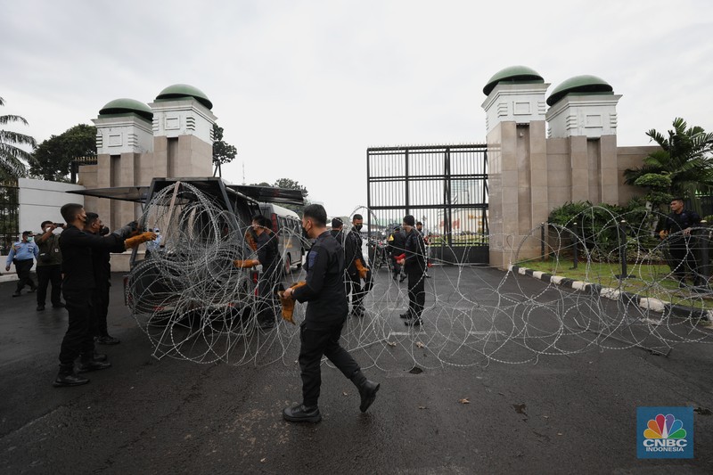 Jelang Demo, Gedung DPR RI di Pasang Kawat Berduri (CNBC Indonesia/Tri Susilo)