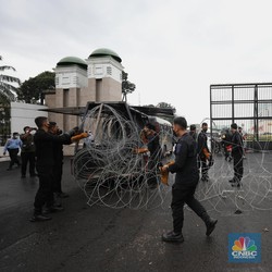 Jelang Demo 21 April, Kawat Berduri Kelilingi Gedung DPR RI