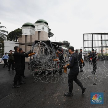 Jelang Demo 21 April, Kawat Berduri Kelilingi Gedung DPR RI