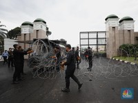 Jelang Demo 21 April, Kawat Berduri Kelilingi Gedung DPR RI