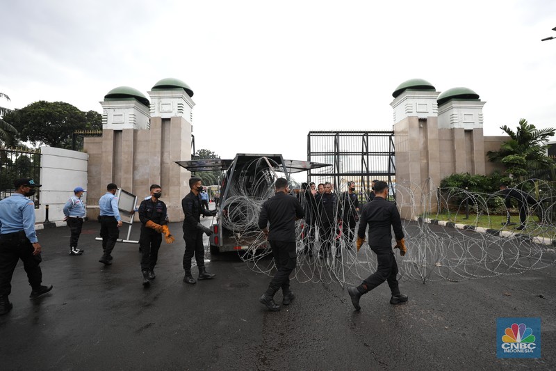 Jelang Demo, Gedung DPR RI di Pasang Kawat Berduri (CNBC Indonesia/Tri Susilo)