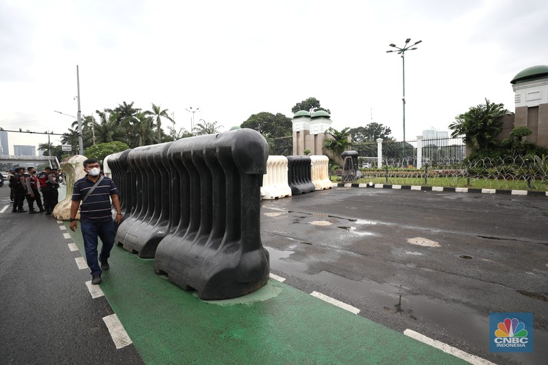 Jelang Demo, Gedung DPR RI di Pasang Kawat Berduri (CNBC Indonesia/Tri Susilo)