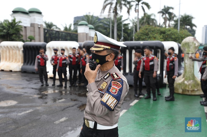 Jelang Demo, Gedung DPR RI di Pasang Kawat Berduri (CNBC Indonesia/Tri Susilo)