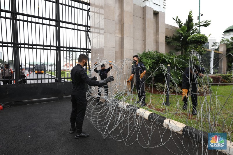 Jelang Demo, Gedung DPR RI di Pasang Kawat Berduri (CNBC Indonesia/Tri Susilo)