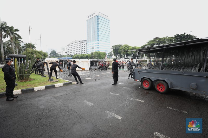 Jelang Demo, Gedung DPR RI di Pasang Kawat Berduri (CNBC Indonesia/Tri Susilo)