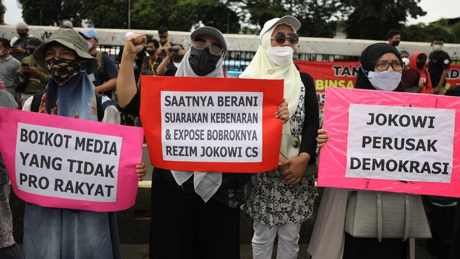 Massa yang tergabung dalam aliansi buruh dan Mahasiswa mulai tiba di depan Gedung DPR/MPR RI, Jakarta Pusat, Kamis (21/4/2022) (CNBC Indonesia/Tri Susilo)