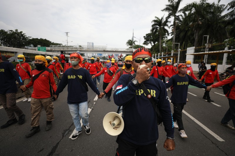 Massa yang tergabung dalam aliansi buruh dan Mahasiswa mulai tiba di depan Gedung DPR/MPR RI, Jakarta Pusat, Kamis (21/4/2022) (CNBC Indonesia/Tri Susilo) Massa yang tergabung dalam aliansi buruh dan Mahasiswa mulai tiba di depan Gedung DPR/MPR RI, Jakarta Pusat, Kamis (21/4/2022) (CNBC Indonesia/Tri Susilo)