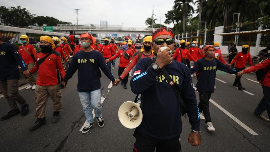 Massa yang tergabung dalam aliansi buruh dan Mahasiswa mulai tiba di depan Gedung DPR/MPR RI, Jakarta Pusat, Kamis (21/4/2022) (CNBC Indonesia/Tri Susilo)