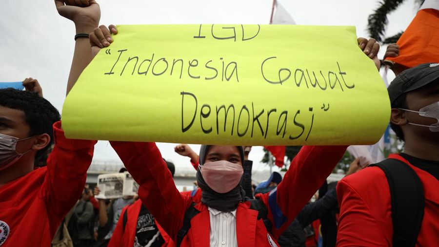 Massa yang tergabung dalam aliansi buruh dan Mahasiswa mulai tiba di depan Gedung DPR/MPR RI, Jakarta Pusat, Kamis (21/4/2022) (CNBC Indonesia/Tri Susilo)