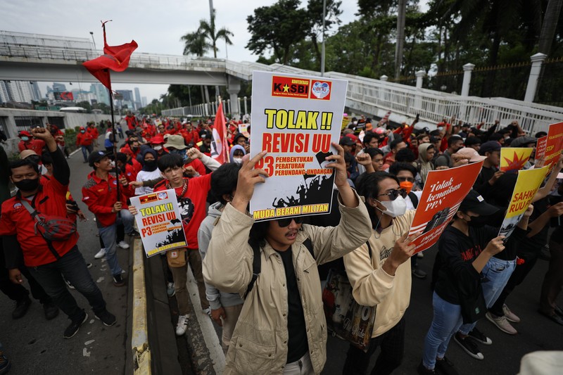 Massa yang tergabung dalam aliansi buruh dan Mahasiswa mulai tiba di depan Gedung DPR/MPR RI, Jakarta Pusat, Kamis (21/4/2022) (CNBC Indonesia/Tri Susilo) Massa yang tergabung dalam aliansi buruh dan Mahasiswa mulai tiba di depan Gedung DPR/MPR RI, Jakarta Pusat, Kamis (21/4/2022) (CNBC Indonesia/Tri Susilo)