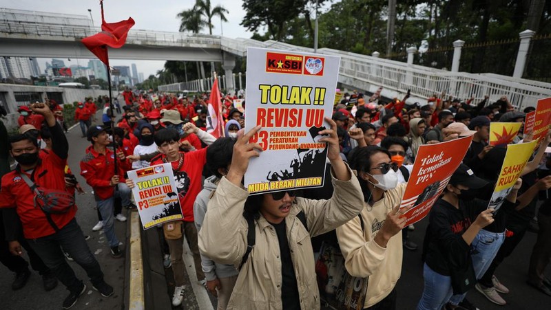 Massa yang tergabung dalam aliansi buruh dan Mahasiswa mulai tiba di depan Gedung DPR/MPR RI, Jakarta Pusat, Kamis (21/4/2022) (CNBC Indonesia/Tri Susilo)