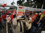 Massa Mahasiswa dan Buruh Kompak Geruduk Gedung DPR
