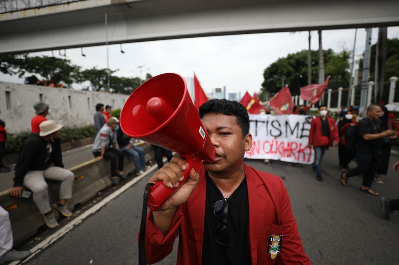 Massa yang tergabung dalam aliansi buruh dan Mahasiswa mulai tiba di depan Gedung DPR/MPR RI, Jakarta Pusat, Kamis (21/4/2022) (CNBC Indonesia/Tri Susilo)