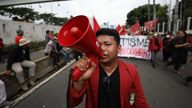 Massa yang tergabung dalam aliansi buruh dan Mahasiswa mulai tiba di depan Gedung DPR/MPR RI, Jakarta Pusat, Kamis (21/4/2022) (CNBC Indonesia/Tri Susilo)