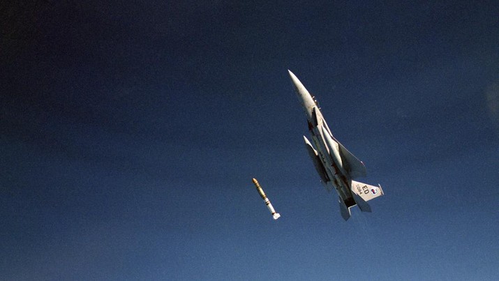 Pesawat F15 Eagle melepaskan rudal anti satelit (ASAT) dalam sebuah uji coba.