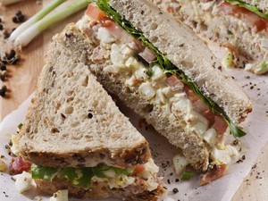 Resep Sandwich Isi Salad Telur yang Simpel Buat Bekal
