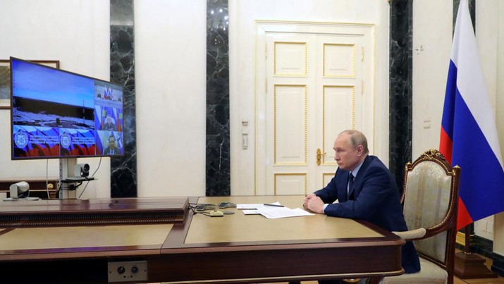 Russian President Vladimir Putin watches a test launch of the Sarmat intercontinental ballistic missile at Plesetsk cosmodrome in Arkhangelsk region, via video link in Moscow, Russia, April 20, 2022. Sputnik/Mikhail Klimentyev/Kremlin via REUTERS ATTENTION EDITORS - THIS IMAGE WAS PROVIDED BY A THIRD PARTY.