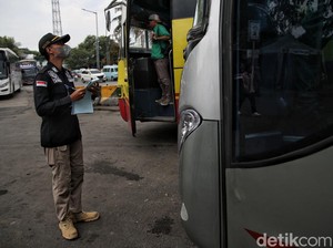 Bahaya! Jangan Naik Bus dengan Stiker Ini