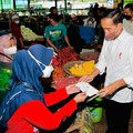 Gaya Jokowi Ngabuburit: Blusukan & Sebar Duit Rp 1,5 Juta