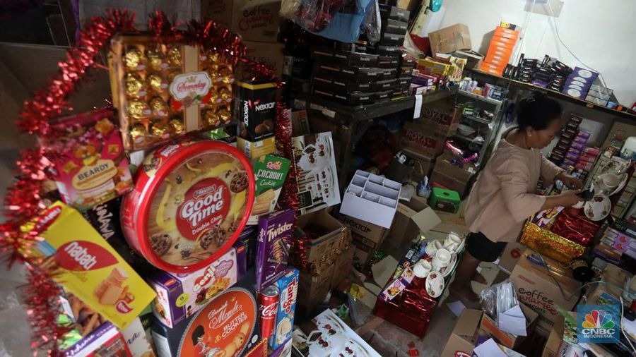 Pekerja menyusun pembuatan parsel di kawasan Barito, Jakarta Selatan, Jumat (22/4/2022). Jelang Hari Raya Idul Fitri permintaan parsel meningkat dibandingkan tahun lalu. (CNBC Indonesia/Andrean Kristianto)