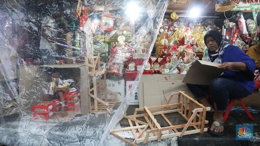 Pekerja menyusun pembuatan parsel di kawasan Barito, Jakarta Selatan, Jumat (22/4/2022). Jelang Hari Raya Idul Fitri permintaan parsel meningkat dibandingkan tahun lalu. (CNBC Indonesia/Andrean Kristianto)