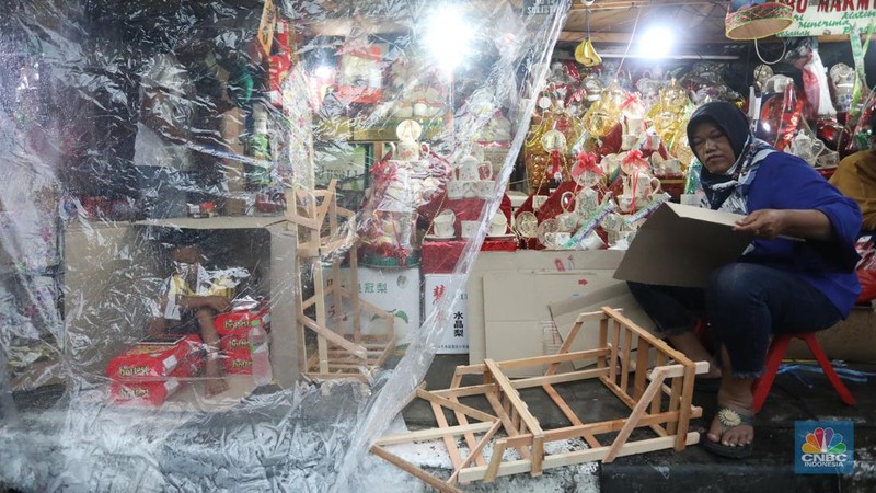 Pekerja menyusun pembuatan parsel di kawasan Barito, Jakarta Selatan, Jumat (22/4/2022). Jelang Hari Raya Idul Fitri permintaan parsel meningkat dibandingkan tahun lalu. (CNBC Indonesia/Andrean Kristianto)