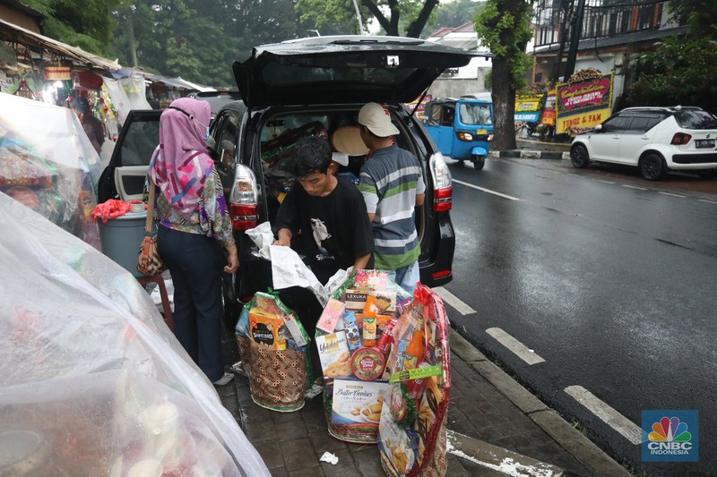 Pekerja menyusun pembuatan parsel di kawasan Barito, Jakarta Selatan, Jumat (22/4/2022). Jelang Hari Raya Idul Fitri permintaan parsel meningkat dibandingkan tahun lalu. (CNBC Indonesia/Andrean Kristianto)