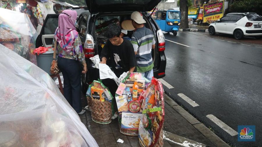 Pekerja menyusun pembuatan parsel di kawasan Barito, Jakarta Selatan, Jumat (22/4/2022). Jelang Hari Raya Idul Fitri permintaan parsel meningkat dibandingkan tahun lalu. (CNBC Indonesia/Andrean Kristianto)