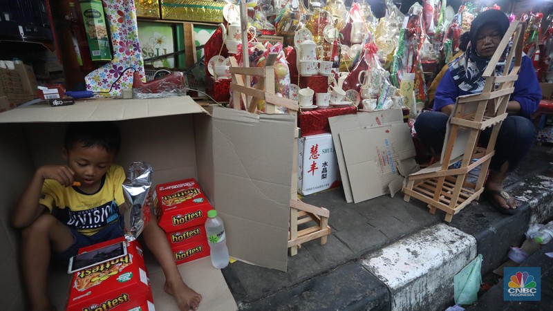 Pekerja menyusun pembuatan parsel di kawasan Barito, Jakarta Selatan, Jumat (22/4/2022). Jelang Hari Raya Idul Fitri permintaan parsel meningkat dibandingkan tahun lalu. (CNBC Indonesia/Andrean Kristianto)