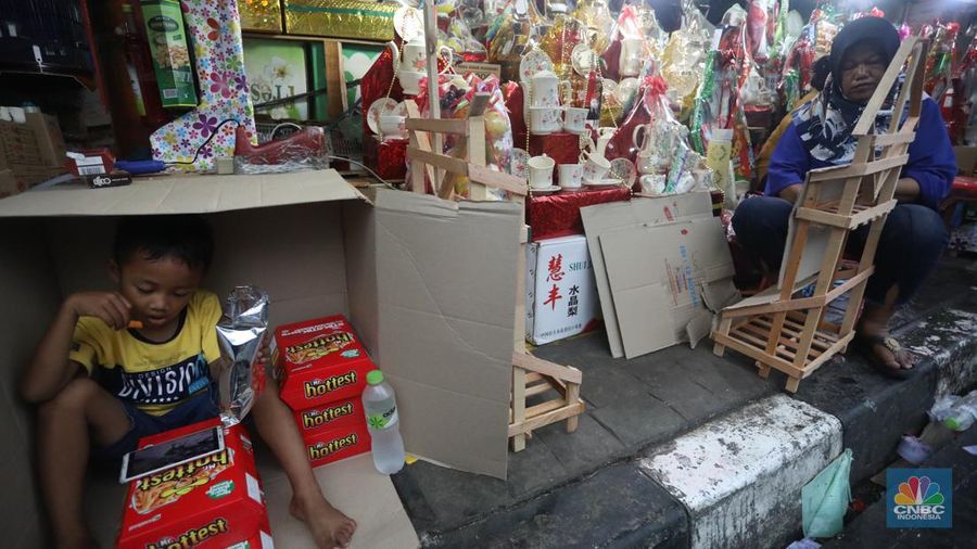 Pekerja menyusun pembuatan parsel di kawasan Barito, Jakarta Selatan, Jumat (22/4/2022). Jelang Hari Raya Idul Fitri permintaan parsel meningkat dibandingkan tahun lalu. (CNBC Indonesia/Andrean Kristianto)