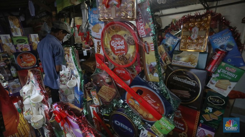 Pekerja menyusun pembuatan parsel di kawasan Barito, Jakarta Selatan, Jumat (22/4/2022). Jelang Hari Raya Idul Fitri permintaan parsel meningkat dibandingkan tahun lalu. (CNBC Indonesia/Andrean Kristianto)