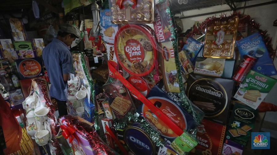 Pekerja menyusun pembuatan parsel di kawasan Barito, Jakarta Selatan, Jumat (22/4/2022). Jelang Hari Raya Idul Fitri permintaan parsel meningkat dibandingkan tahun lalu. (CNBC Indonesia/Andrean Kristianto)