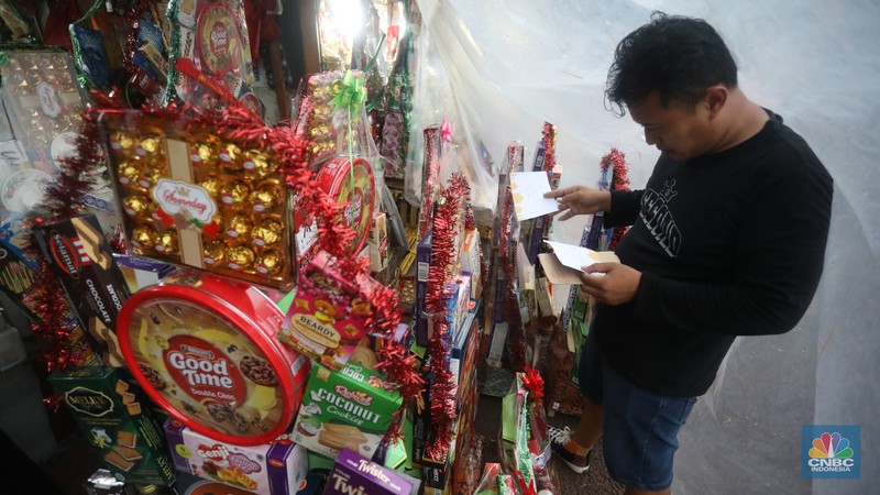 Pekerja menyusun pembuatan parsel di kawasan Barito, Jakarta Selatan, Jumat (22/4/2022). Jelang Hari Raya Idul Fitri permintaan parsel meningkat dibandingkan tahun lalu. (CNBC Indonesia/Andrean Kristianto)